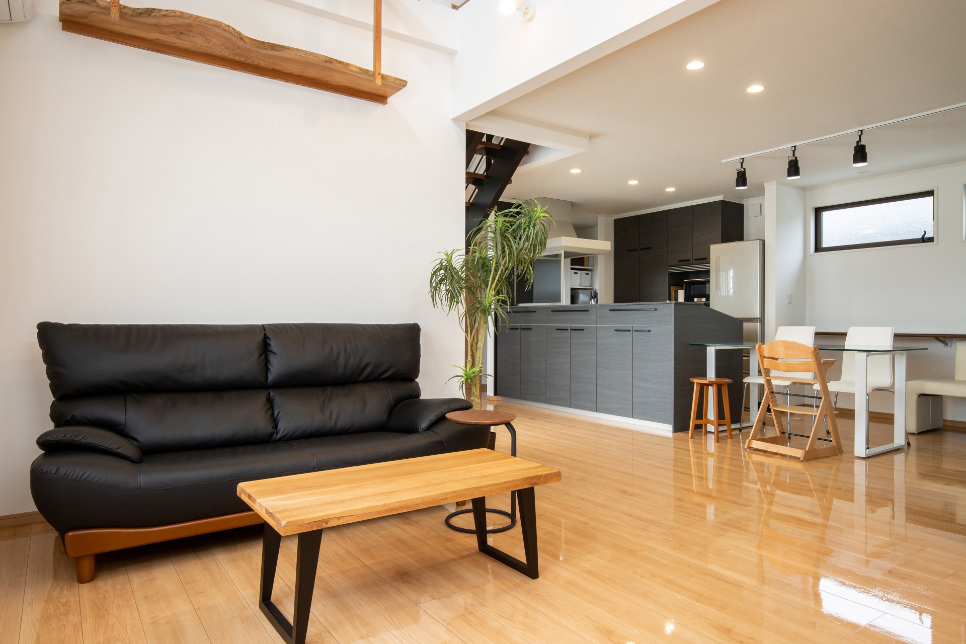 インテリアの整えられた明るい部屋の写真