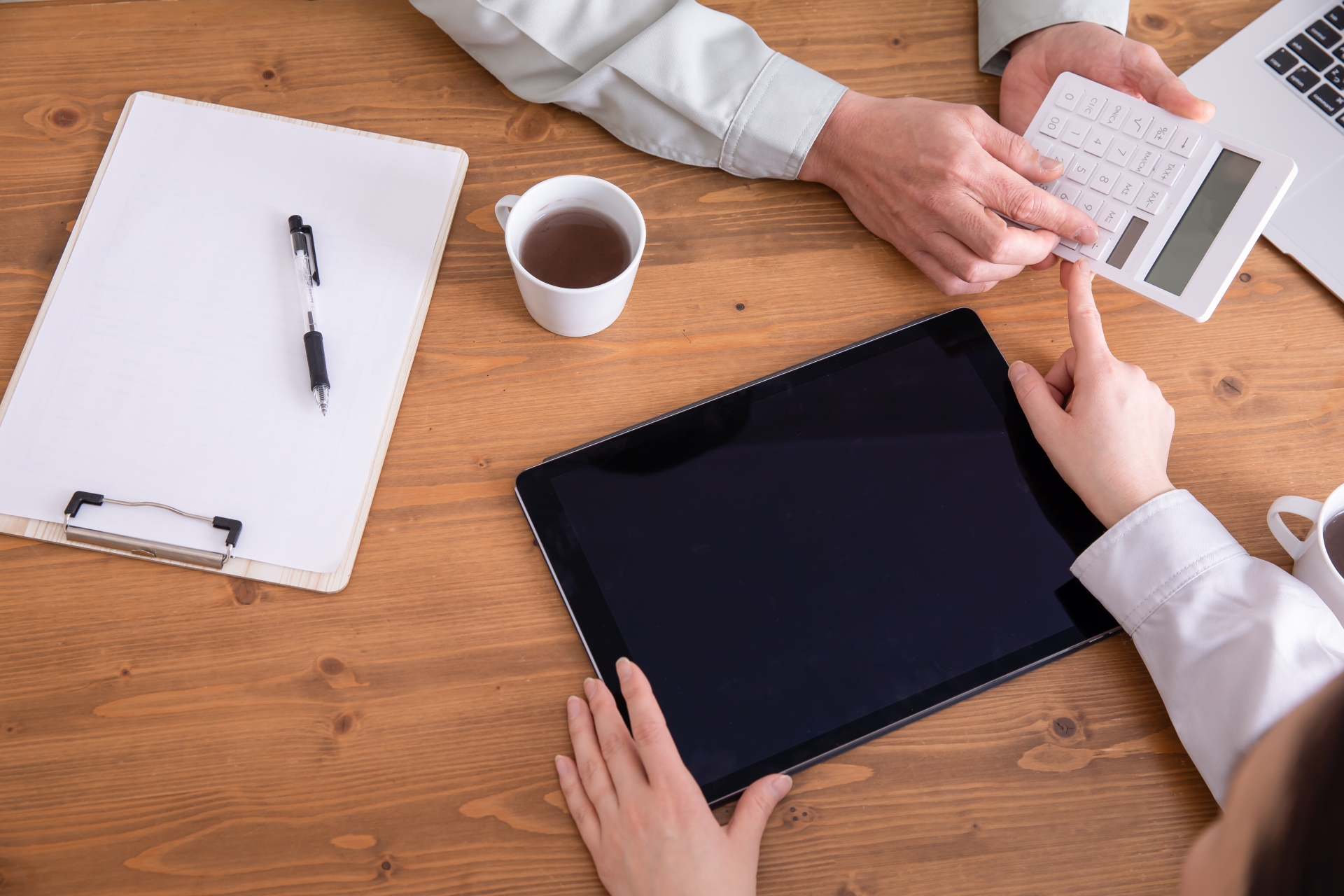 インテリアの整えられた明るい部屋の写真