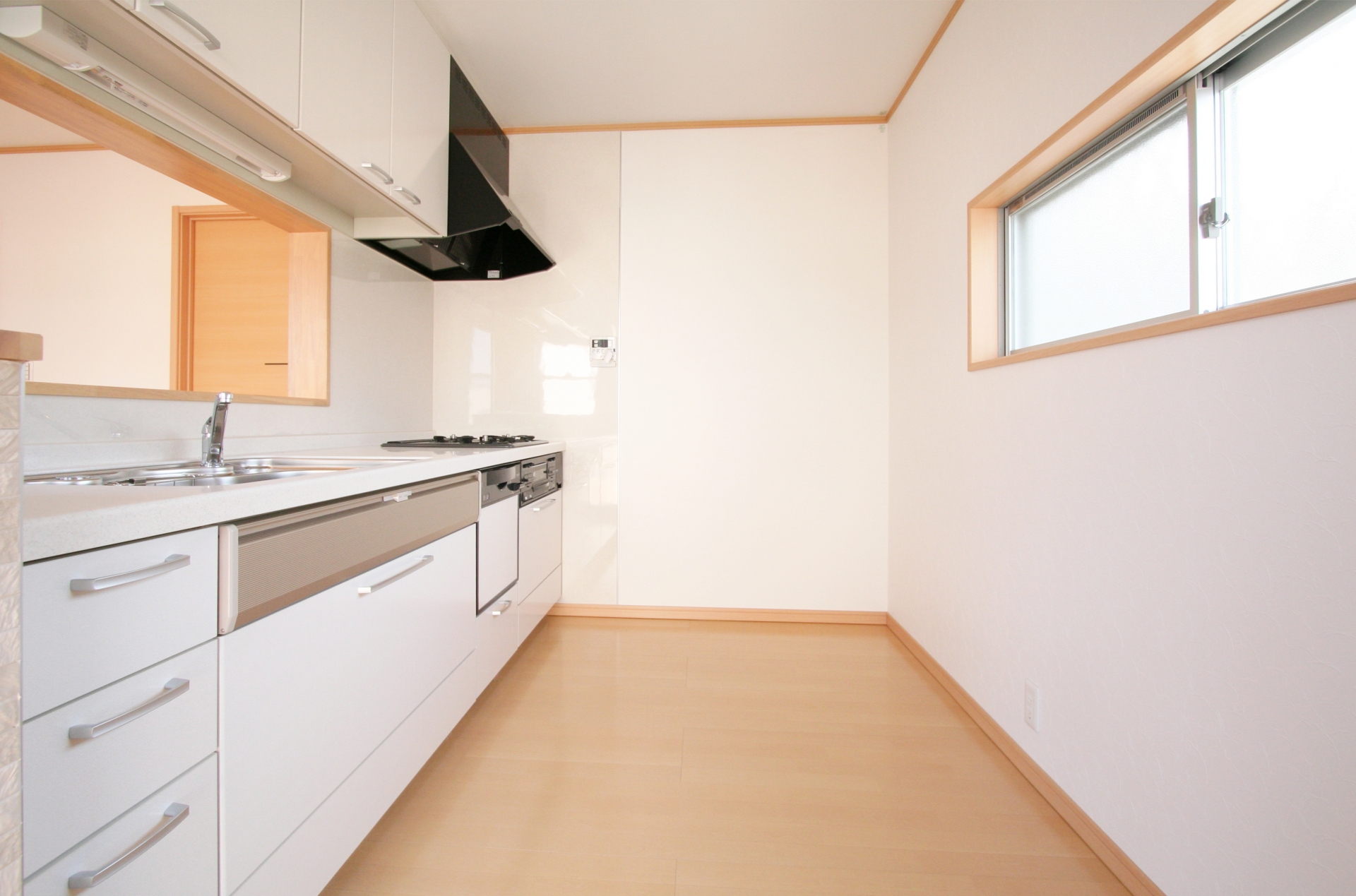 インテリアの整えられた明るい部屋の写真