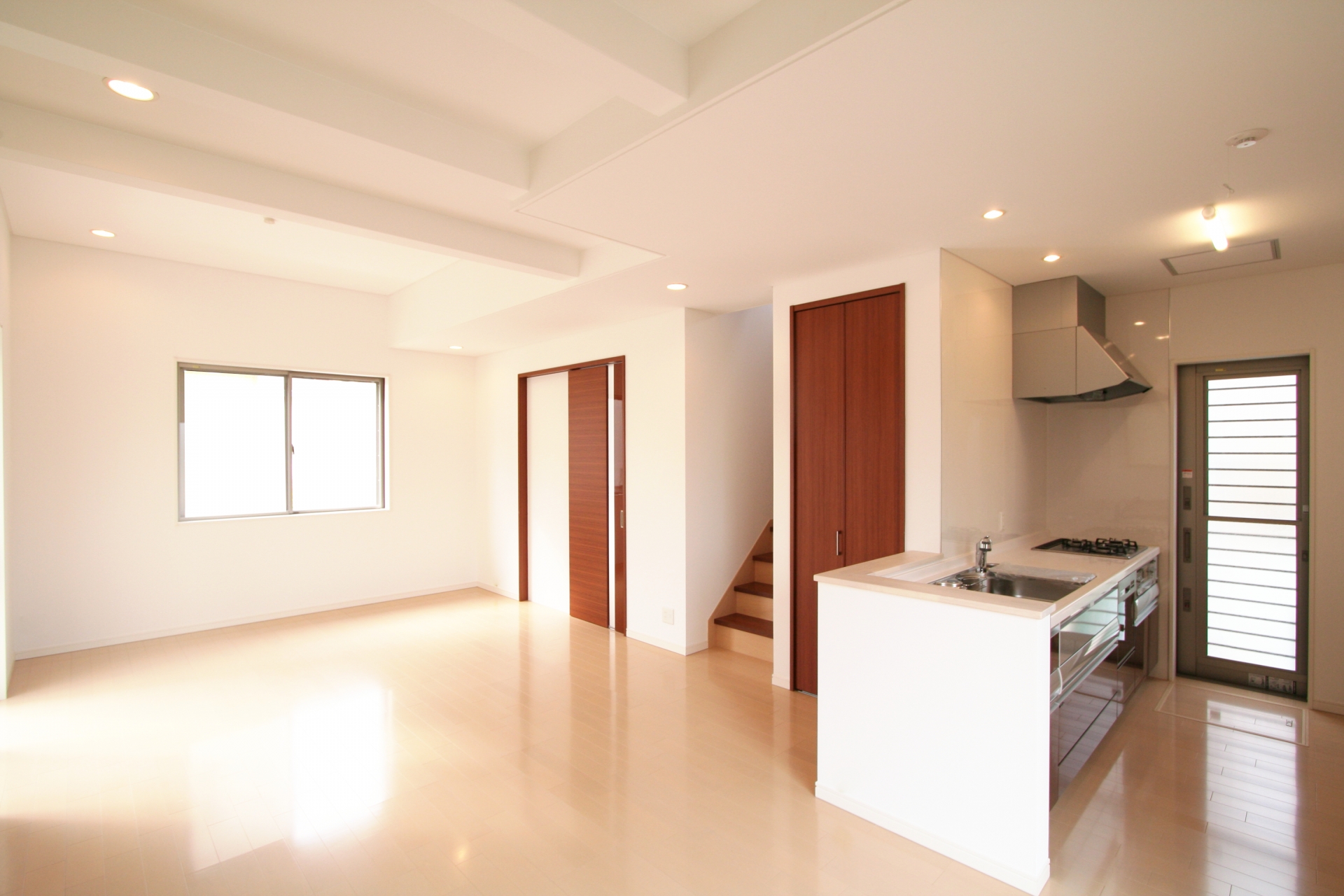 インテリアの整えられた明るい部屋の写真